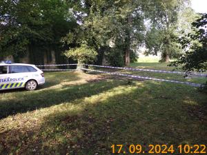 Městská policie uzavřela vstup na okraj ostrova u jezu